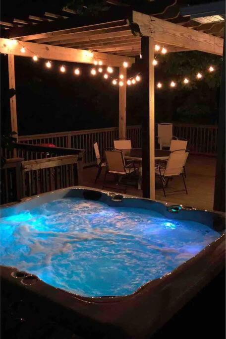 Driftwood Cottage With Hot Tub On Lake Cumberland Russell Springs Exteriér fotografie