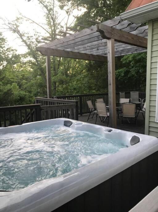 Driftwood Cottage With Hot Tub On Lake Cumberland Russell Springs Exteriér fotografie